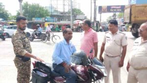 जाम का फायदा उठाकर बाइक की डिक्की से 3.50 लाख रुपये उड़ाए