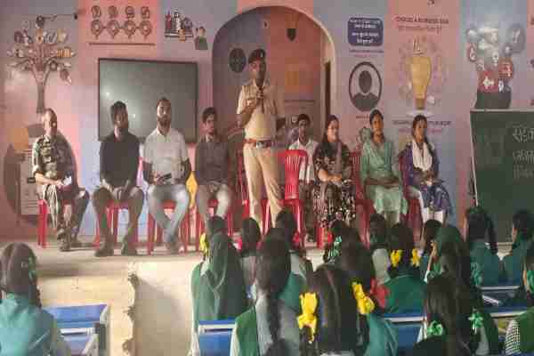 स्कूल के विद्यार्थियों को पढ़ाया सड़क सुरक्षा का पाठ