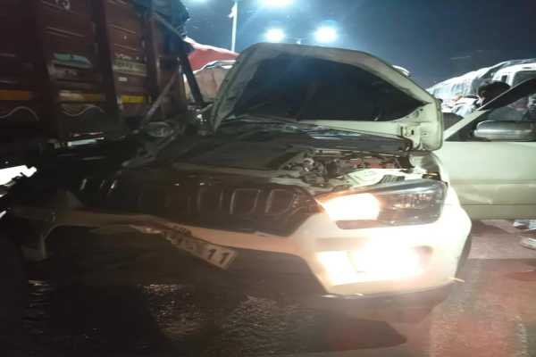 NH-33 पर मौत बनकर दौड़ा बेकाबू ट्रक, स्कॉर्पियो के उड़ाए परखच्चे, चालक की हालत गंभीर