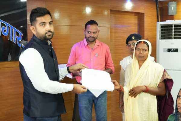 जन समाधान दिवस में लोगों की शिकायतें सुनते उपायुक्त