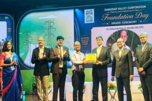 DVC चेयरमैन से सम्मान प्राप्त करते देव प्रसाद खां