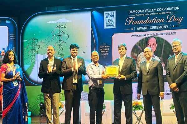 DVC चेयरमैन से सम्मान प्राप्त करते देव प्रसाद खां