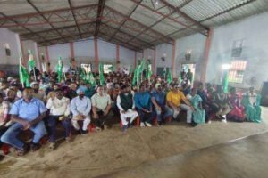 वोटर लिस्ट और सरकारी योजनाओं पर बैठक करते विधायक भूषण तिर्की
