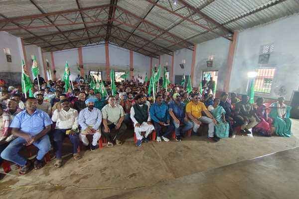 वोटर लिस्ट और सरकारी योजनाओं पर बैठक करते विधायक भूषण तिर्की