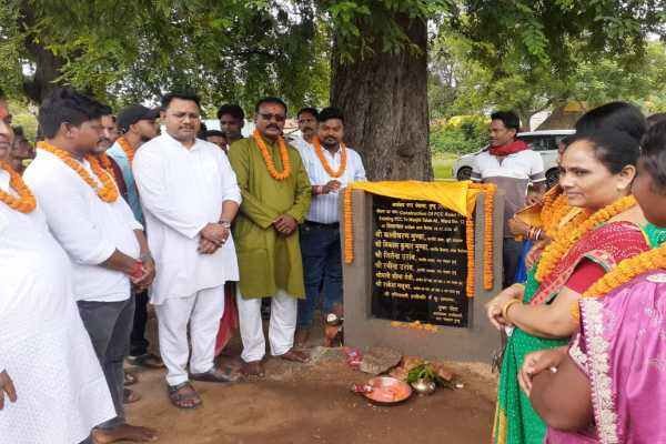 बुंडू में विकास योजनाओं का शिलान्यास