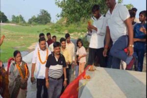 धुलाई घाट का उद्घाटन करते जनप्रतिनिधि