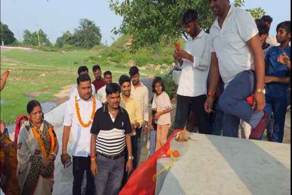 धुलाई घाट का उद्घाटन करते जनप्रतिनिधि