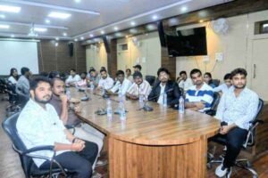 SIR-2026 अभियान को लेकर सोशल मीडिया इन्फ्लुएंसर्स के साथ बैठक करते अधिकारी