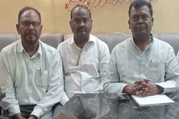 स्थायीकरण की मांग को लेकर गिरिडीह सांसद को ज्ञापन