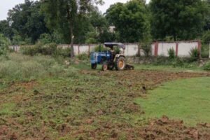 CCL की चिह्नित जमीन पर ट्रैक्टर से जुताई करते विस्थापित और रैयत