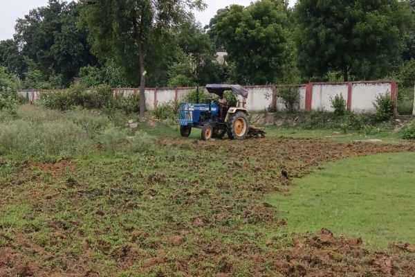 CCL की चिह्नित जमीन पर ट्रैक्टर से जुताई करते विस्थापित और रैयत