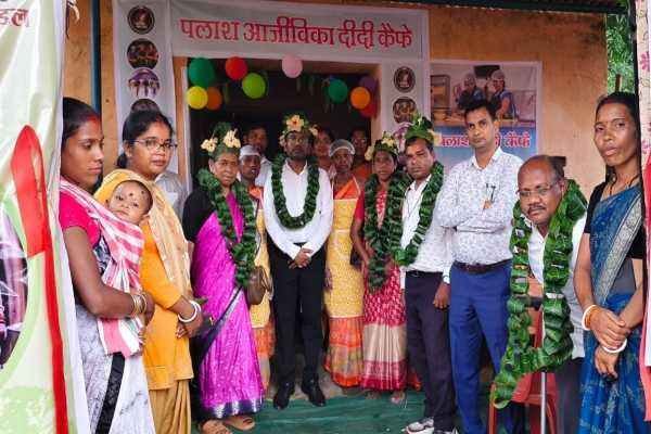 दीदी कैफे का उद्घाटन करते जनप्रतिनिधि और अधिकारी