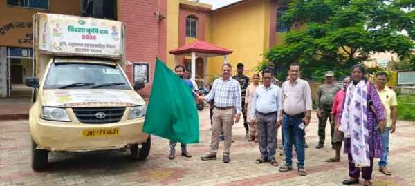 हजारीबाग: डिजिटल बिरसा कृषि रथ को हरी झंडी, अब गांव-गांव पहुंचेंगी कृषि योजनाएं और आधुनिक तकनीक की जानकारी