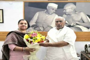 मल्लिकार्जुन खड़गे से शिष्टाचार मुलाकात करतीं बोकारो विधायक श्वेता सिंह