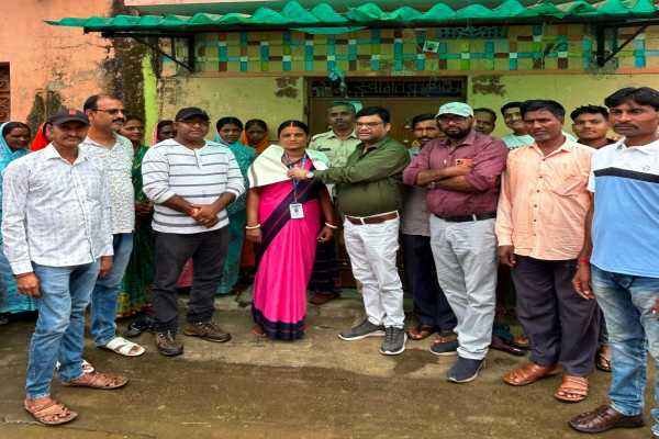 SIR-2026 अभियान में उत्कृष्ट कार्य के लिए चयनित BLO गुंजा देवी और किरण देवी