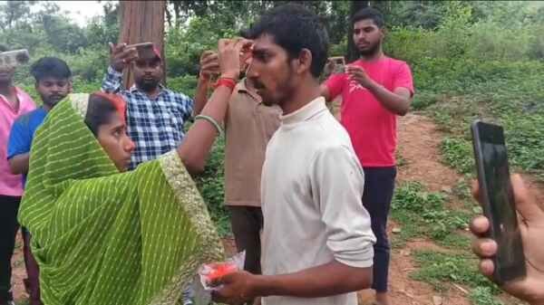पटना से आए युवक ने ध्वजाधारी धाम में दो बच्चों की मां से की शादी