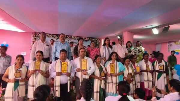 उत्कृष्ट चिकित्सक व सहियाओं को किया गया सम्मानित
