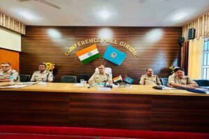 श्रावणी मेला की तैयारियों को लेकर अपराध समीक्षा बैठक करते गिरिडीह पुलिस अधीक्षक और पुलिस अधिकारी