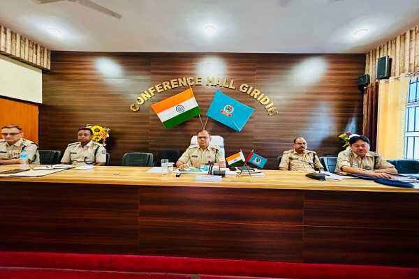 श्रावणी मेला की तैयारियों को लेकर अपराध समीक्षा बैठक करते गिरिडीह पुलिस अधीक्षक और पुलिस अधिकारी