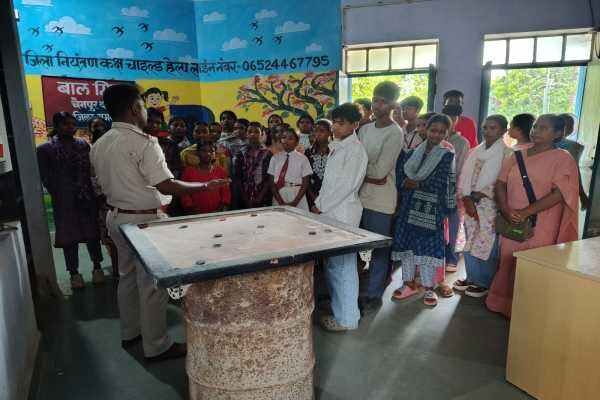 पुलिस ने दोस्त बनकर सिखाया अधिकार और सुरक्षा का पाठ