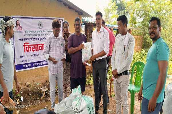 किसान गोष्ठी में किसानों को बीज वितरित करते अतिथि