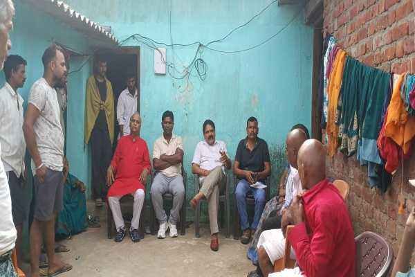 पीड़ित परिवार से मुलाकात करते भाजपा नेता