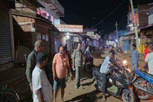 घटनास्थल की जांच करती पुलिस