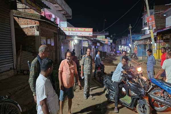 घटनास्थल की जांच करती पुलिस
