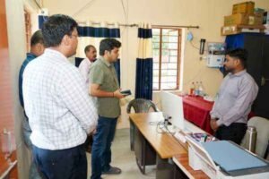 जिला गव्य विकास कार्यालय का निरीक्षण करते उपायुक्त