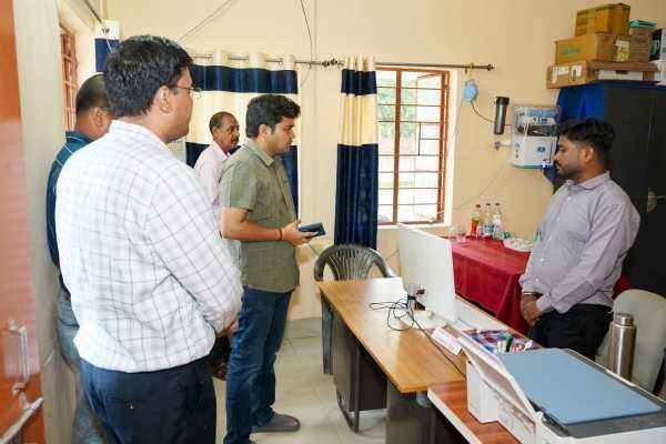 जिला गव्य विकास कार्यालय का निरीक्षण करते उपायुक्त