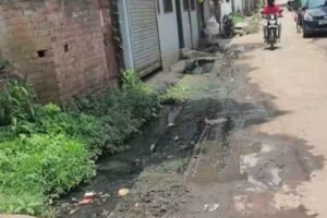 कचरे से पटीं नालियां, बारिश से पहले वार्ड नंबर 26 में बीमारी का खतरा गहराया