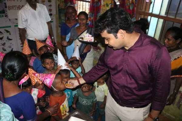 DC ने बच्चों संग मनाया जन्मदिन