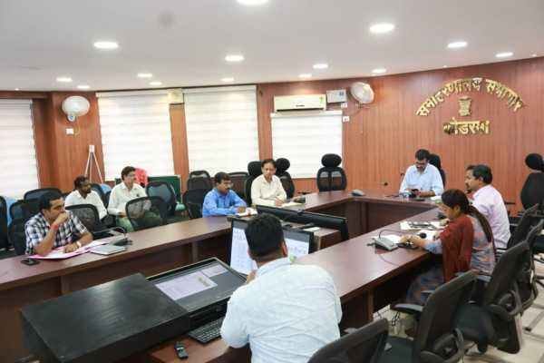 DC ने लंबित योजनाओं को जल्द पूरा करने का दिया निर्देश
