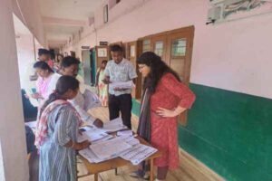 मतदान केंद्र का निरीक्षण करते SDO