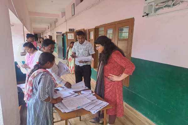 मतदान केंद्र का निरीक्षण करते SDO