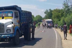 स्कूल वैन से उतरकर सड़क पार करते मासूम को डंपर ने कुचला