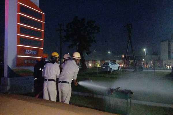 ब्लैकआउट के बीच मॉक ड्रिल करते सिविल डिफेंस के जवान