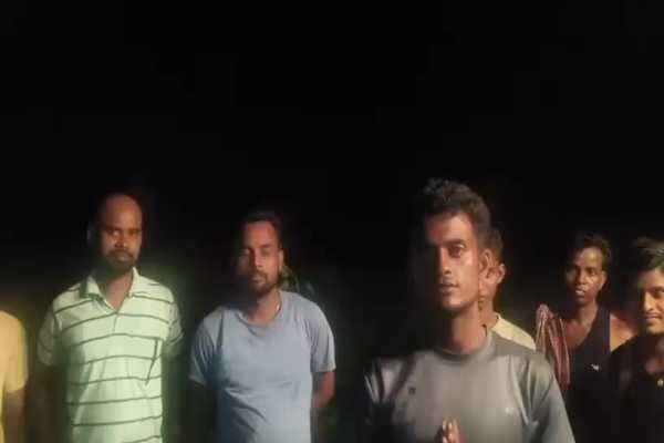 नया ट्रांसफॉर्मर लगने पर खुशी जताते ग्रामीण