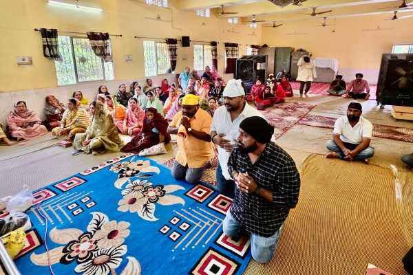 गुरुद्वारा साहिब में मत्था टेकते नगर परिषद अध्यक्ष व उपाध्यक्ष