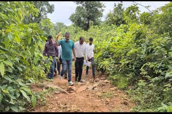 गिरिडीह के ग्रामीणों को सड़क निर्माण का स्वीकृति पत्र