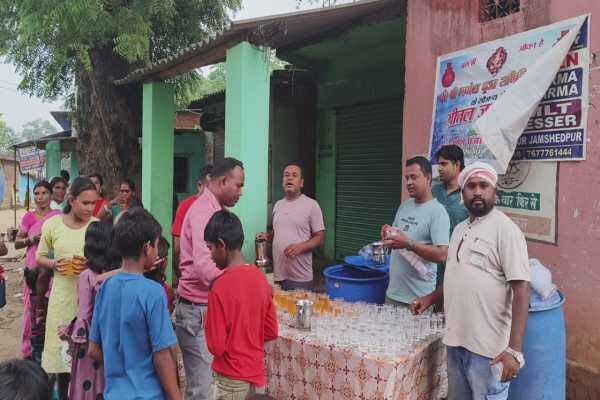 मौसीबाड़ी यात्रा के दौरान श्रद्धालुओं को शरबत पिलाते समिति के सदस्य