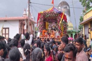 भारी बारिश के बीच प्रभु जगन्नाथ का रथ खींचते श्रद्धालु