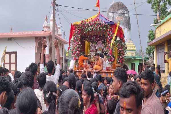 भारी बारिश के बीच प्रभु जगन्नाथ का रथ खींचते श्रद्धालु