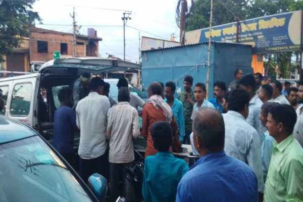 वृद्धा की मौत के बाद अस्पताल में हंगामा करते परिजन