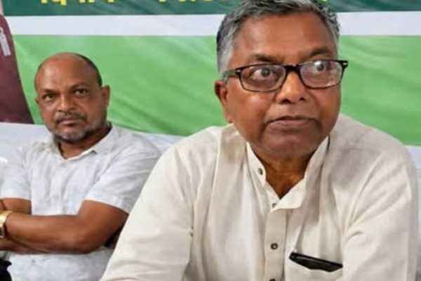 सिंहभूम लोकसभा सीट पर कांग्रेस की दावेदारी को लेकर बात करते सांसद कालीचरण मुंडा