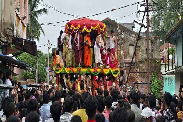 चक्रधरपुर में भगवान जगन्नाथ की ऐतिहासिक रथयात्रा में उमड़े श्रद्धालु