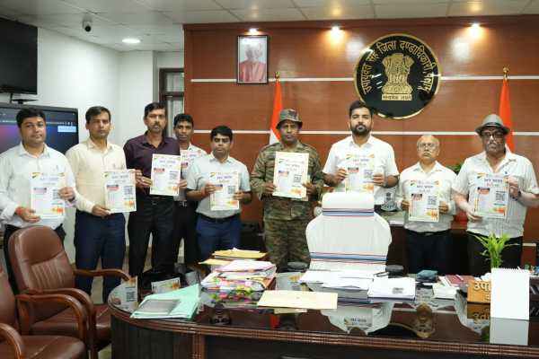 माय भारत अभियान की समीक्षा बैठक करते उपायुक्त