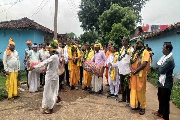 गोंड समाज की परंपराओं का अध्ययन करते शोधकर्ता दल