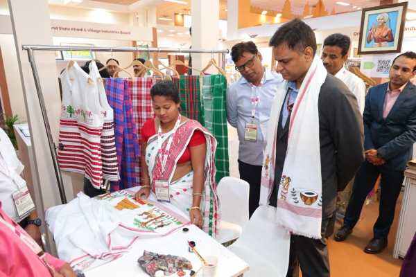 भारत टेक्स 2026 में झारखंड पवेलियन का दौरा करते उद्योग सचिव अरवा राजकमल