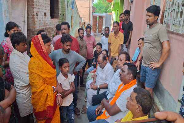 रीना देवी के परिजनों से मुलाकात करते पूर्व मंत्री अमर बाउरी और पूर्व सांसद सुनील सोरेन